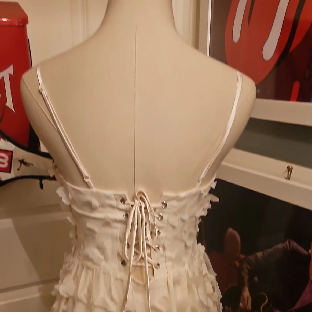 Elegant Ivory Maxi Dress with Textured Appliqué - Picture 5 of 9